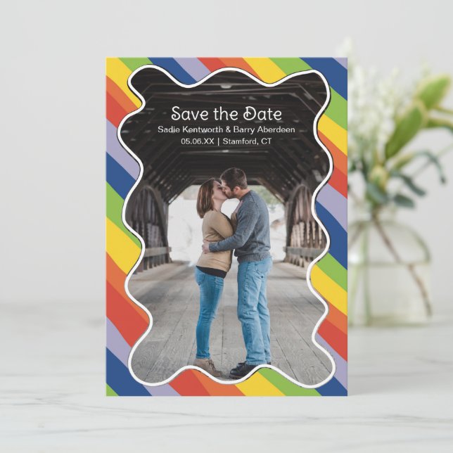 Lebhafte Rainbow Squiggle Frame Modern Wedding Save The Date (Stehend Vorderseite)