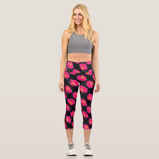 Lebhafte rosa Rosenblätter Abstraktes Blumenmuster Capri Leggings (Vorderseite)