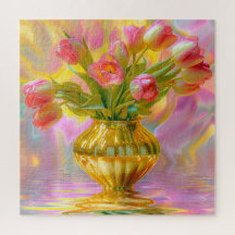 Lebhafte rosa Tulips in der goldenen Vase