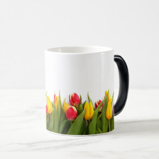 Lebhafte Rot- und Gelbtücher Frische Blumenmuster Verwandlungstasse
