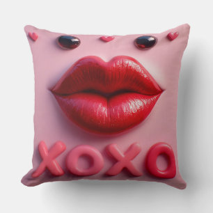 Lebhafte rote Lippen mit XOXO-Design Kissen