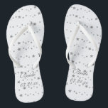 Lebhafte Silberstars Personalisierte Brille Flipfl Flip Flops<br><div class="desc">Sie können einfach Ihren Hochzeitstermin zu diesen individuellen Bride Flipflops auf den Template-Formularen hinzufügen. Sie sind mit Motiven belebter Silbersterne in verschiedenen Größen und Mustern dekoriert. Vielen Dank für den Einkauf TrendyFlipFlops auf Zazzle.</div>