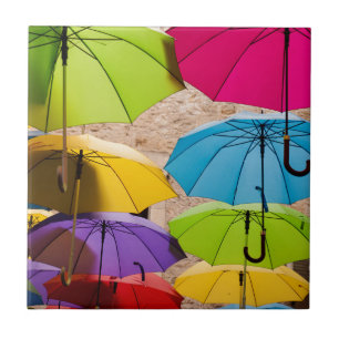 Lebhafte und farbenfrohe Umbrellas Fliese