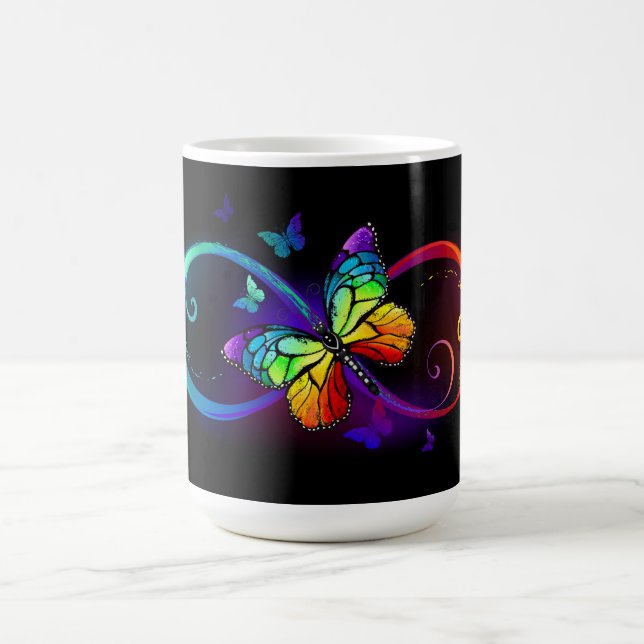 Lebhafte Unendlichkeit mit Regenbogenschmetterling Kaffeetasse (Mittel)