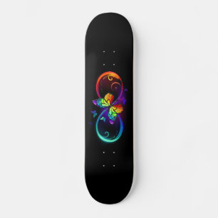 Lebhafte Unendlichkeit mit Regenbogenschmetterling Skateboard