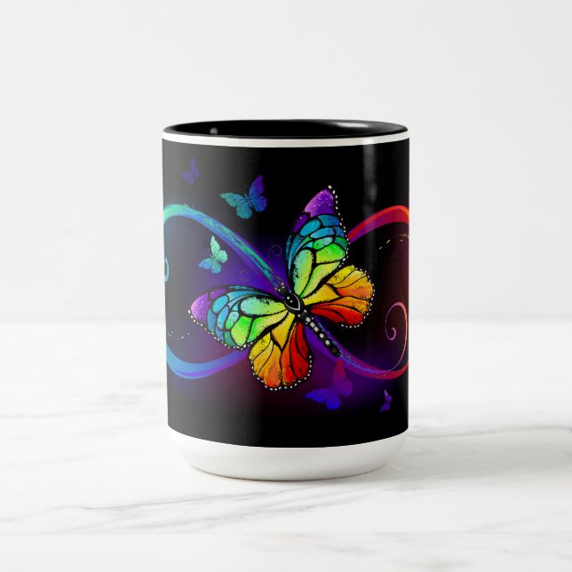 Lebhafte Unendlichkeit mit Regenbogenschmetterling Zweifarbige Tasse (Mittel)