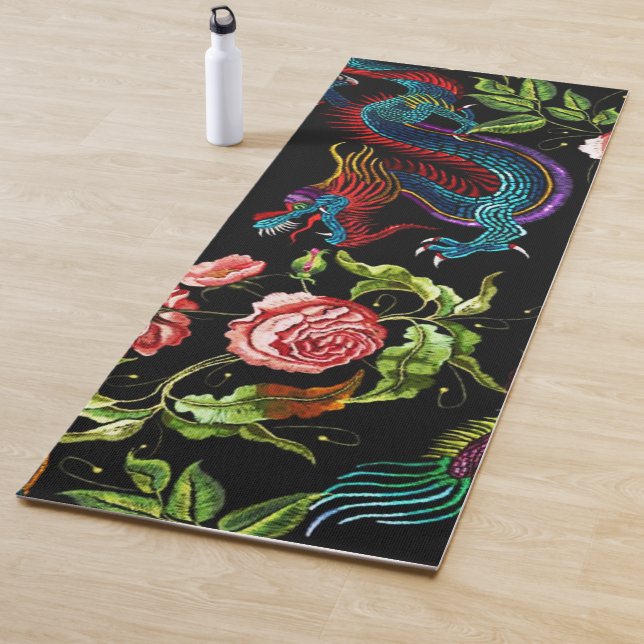 Lebhafter asiatischer Drache mit Flora Yogamatte (Beispiel)