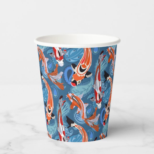 Lebhafter Koi Fisch unter Paisley Pattern Pappbecher (Rückseite)