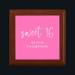 Lebhafter Name Hot Pink Sweet 16 Geburtstag Erinnerungskiste<br><div class="desc">Lebhafter Name Hot Pink Sweet 16 Geburtstagsparty. Minimal und modern zum Gedenken an sechzehn Jahre. Mit einem informellen Set für Sweet 16 und personalisieren mit dem Namen des Empfängers.</div>