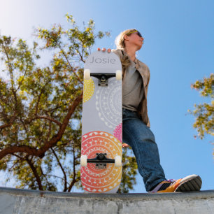 Lebhafter rosa gelber Random Mandala auf blauer Be Skateboard