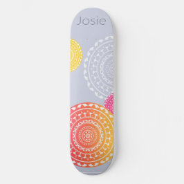 Lebhafter rosa gelber Random Mandala auf blauer Be Skateboard
