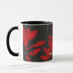 Lebhafter roter Cyclamen auf schwarzem Hintergrund Tasse