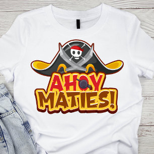 Lebhafter schwarzer Piratenhut mit 'Ahoy Mlaws'! T T-Shirt
