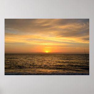 Lebhafter Sonnenaufgang über dem Meer Poster