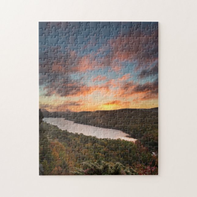Lebhafter Sonnenaufgang über dem Wolkensee im Herb Puzzle (Vertikal)