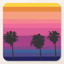 Lebhafter Sonnenuntergang im Ozean mit Silhouetten