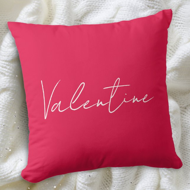 Lebhafter Tag der roten Eleganten, benutzerdefinie Kissen (A throw pillow in red, with 'Valentine' in stylish script on the front, and custom text on the back)