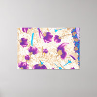 Lebhaftes Blumenmuster mit lila und blauem f
