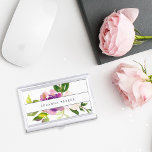 Lebhaftes Blut | Personalisierte Aquarellblume Visitenkarten Etui<br><div class="desc">Der elegante Inhaber der Visitenkarte mit Blumenbezug bietet ein Bouquet von Aquarellmalungen aus Rose und Pony in lebhaften Violett-Farbtönen lila,  Rosa und Grün. Ihr Name und/oder Firmenname wird in der Mitte in moderner Schrift auf einer weißen Band angezeigt.</div>