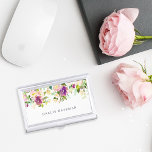 Lebhaftes Blut | Personalisierte Aquarellblume Visitenkarten Etui<br><div class="desc">Die schicke,  blumengeschmückte Visitenkartenhalterung ist mit einem kaskadierenden Blumenstrauß aus bemalter Wasserfarbe und Blume aus Rose in lebhaften Violett-Farbtönen lila,  Rosa und Grün ausgestattet. Ihr Name und/oder Firmenname wird unten in eleganter dunkelblauer Schrift angezeigt.</div>