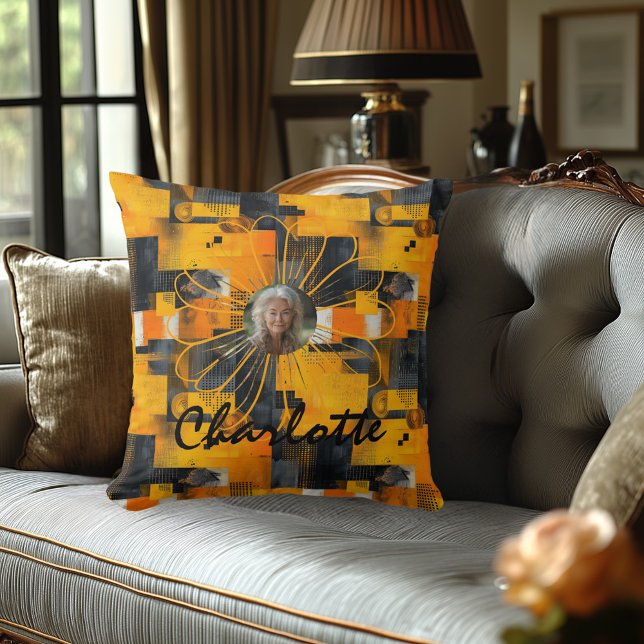 Lebhaftes Foto-Kissen mit goldenem Hintergrund Kissen (Von Creator hochgeladen)
