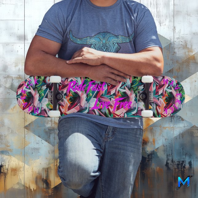 Lebhaftes Graffiti mit Pink 'Ride Fast Live Free' Skateboard (Von Creator hochgeladen)
