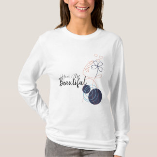 Lebhaftes Minimalistisches Mädchen mit bunten Farb T-Shirt