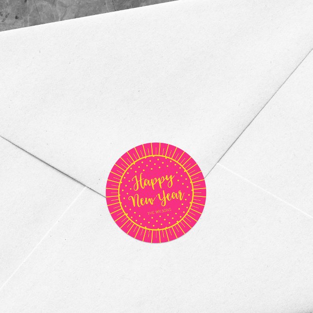 Lebhaftes Rosa-Sternexplosion-Script-Happy New Yea Runder Aufkleber (Von Creator hochgeladen)