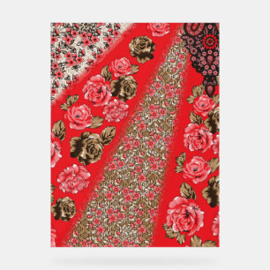 Lebhaftes rotes Gewebe, mit viel Blumen und Acrylschild