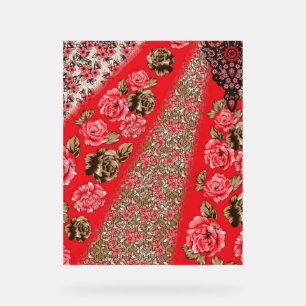 Lebhaftes rotes Gewebe, mit viel Blumen und Acrylschild