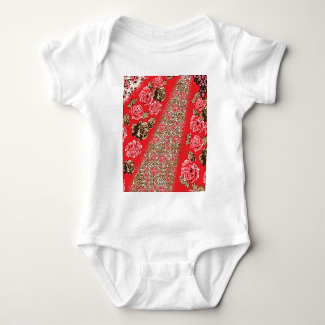 Lebhaftes rotes Gewebe, mit viel Blumen und Baby Strampler (Vorderseite)