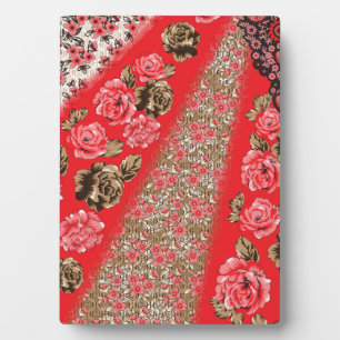 Lebhaftes rotes Gewebe, mit viel Blumen und Fotoplatte