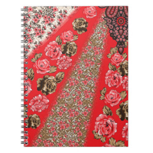 Lebhaftes rotes Gewebe, mit viel Blumen und Notizblock