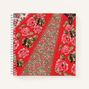 Lebhaftes rotes Gewebe, mit viel Blumen und Notizbuch