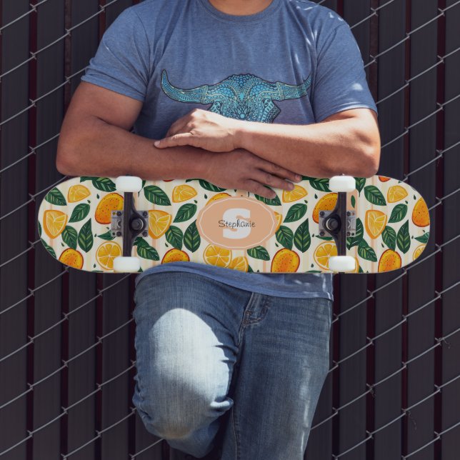 Lebhaftes Zitrusfrüchtemuster mit grünen Blätter Skateboard (Außenbereich 3)