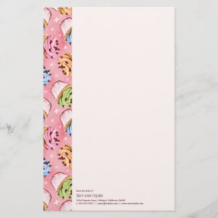 Leckere kleine Kuchen und Kuss-Briefpapier Briefpapier