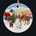 Leckerei für ein amerikanisches Fox-Hund Keramikornament<br><div class="desc">Der Weihnachtsmann bietet eine Leckerei zu seinem American Fox Hound,  während die Elfen den Schlitten vor der großen Nacht laden.</div>