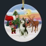 Leckerei für einen sibirischen Husky (#3) Keramikornament<br><div class="desc">Der Weihnachtsmann bietet seinem sibirischen Husky eine Leckerei,  da die Elfen den Schlitten vor der großen Nacht laden.</div>