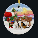 Leckerei für zwei Beagles Keramikornament<br><div class="desc">Der Weihnachtsmann bietet seinen zwei Beagles eine Leckerei,  einem Schwarz und Bräune,  dem anderen Rot oder Braun,  da die Elfen den Schlitten vor der großen Nacht laden.</div>