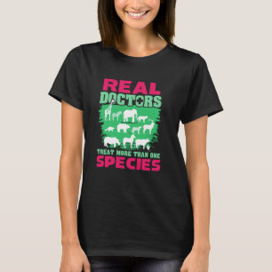 Leckerei von Ärzten in der Praxis mehr als eine Ti T-Shirt