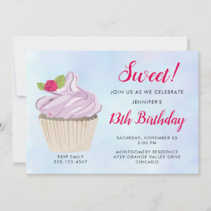 Leckerer rosa Cupcake mit Beere oben drauf zum Geb Einladung