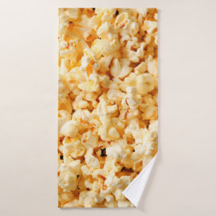 Leckeres Popcorn auf dem ganzen Hintergrund. Essen Badehandtuch