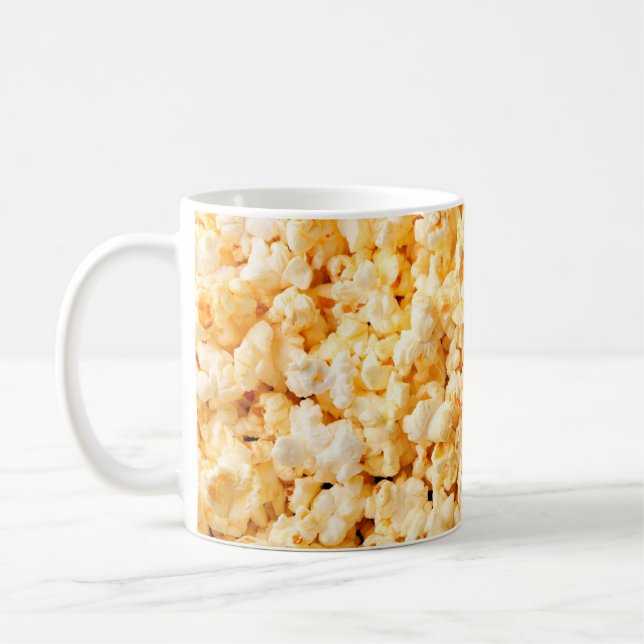 Leckeres Popcorn auf dem ganzen Hintergrund. Essen Kaffeetasse (Links)