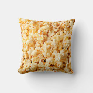 Leckeres Popcorn auf dem ganzen Hintergrund. Essen Kissen
