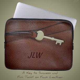 Leder mit Schlüssel und Monogramm aus braunen Imit Laptopschutzhülle
