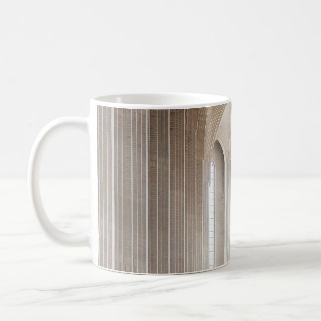 LEERE KATHEDRALE INNERHALB KAFFEETASSE (Links)