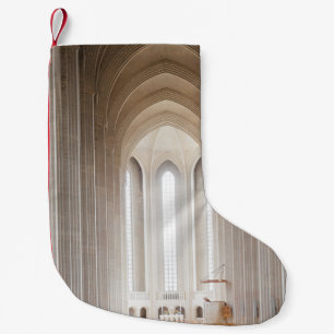 LEERE KATHEDRALE INNERHALB KLEINER WEIHNACHTSSTRUMPF