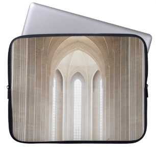 LEERE KATHEDRALE INNERHALB LAPTOPSCHUTZHÜLLE