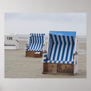 Leere Liegestühle am Strand Poster