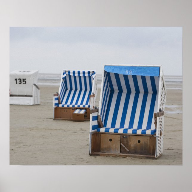 Leere Liegestühle am Strand Poster (Vorne)